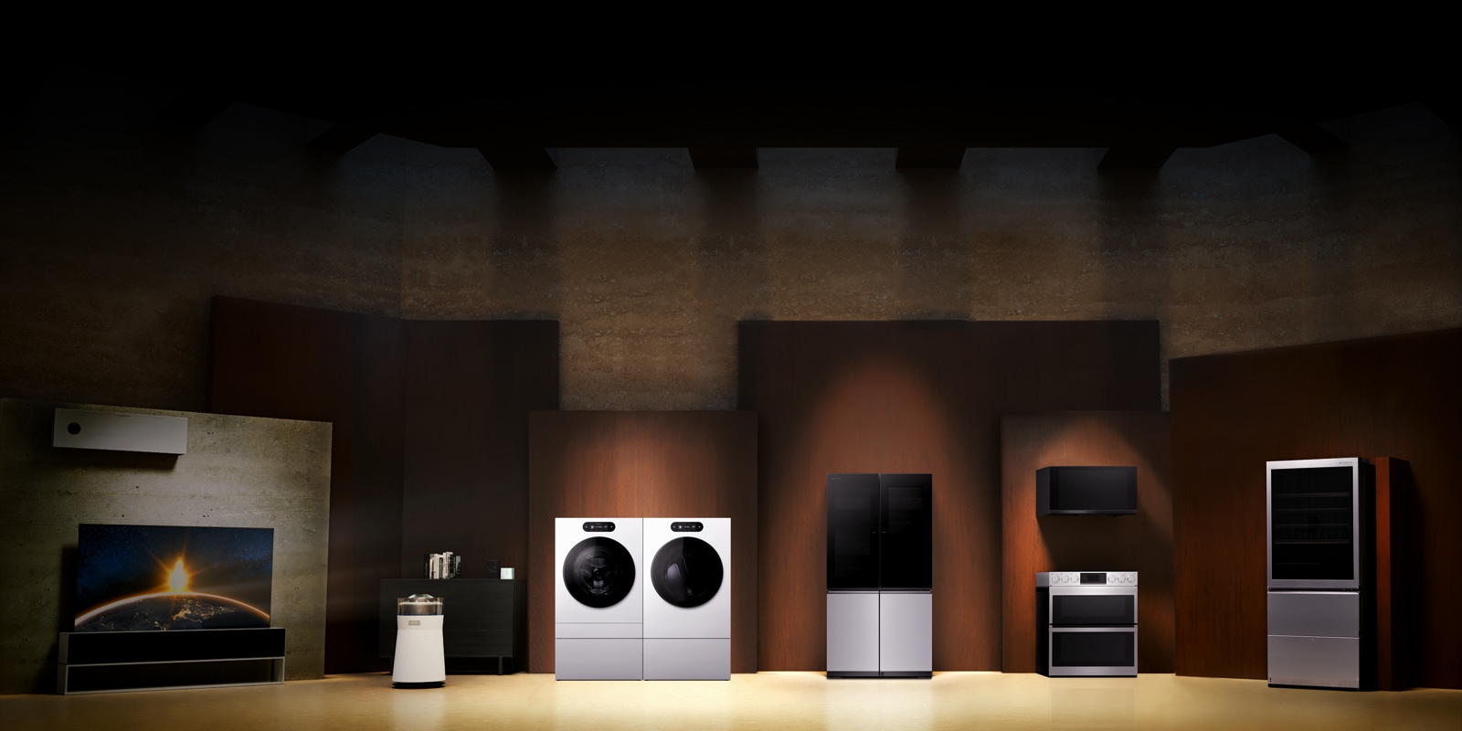 어두운 갈색 배경의 공간에 LG 시그니처 제품들이 좌측우로부터 에어컨, OLED R, 공기청정기, 세탁기, 건조기, 냉장고, 후드 겸용 전자레인지와 더블 슬라이드인 오븐, 와인셀러가 전시된 이미지